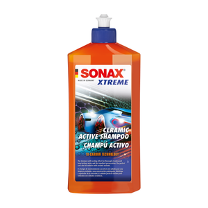 500ml Flasche des SONAX XTREME Ceramic ActiveShampoo, ideal zur Reinigung und Pflege von keramikversiegelten Oberflächen.