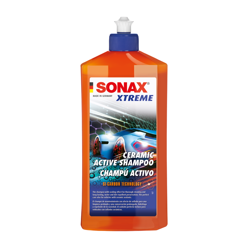 500ml Flasche des SONAX XTREME Ceramic ActiveShampoo, ideal zur Reinigung und Pflege von keramikversiegelten Oberflächen.