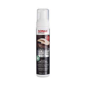 250ml Flasche des SONAX PremiumClass LederReiniger, ideal zur gründlichen und schonenden Reinigung von Glattleder.