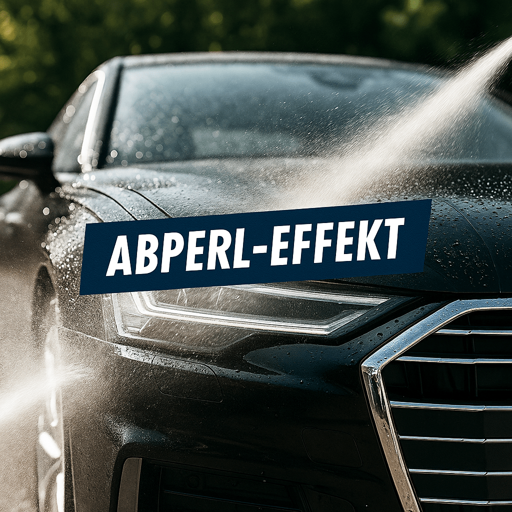 Ein hochwertig gepflegtes Auto zeigt beim Abspülen mit Wasser einen intensiven Abperl-Effekt – Symbol für optimalen Lackschutz und Glanzpflege.