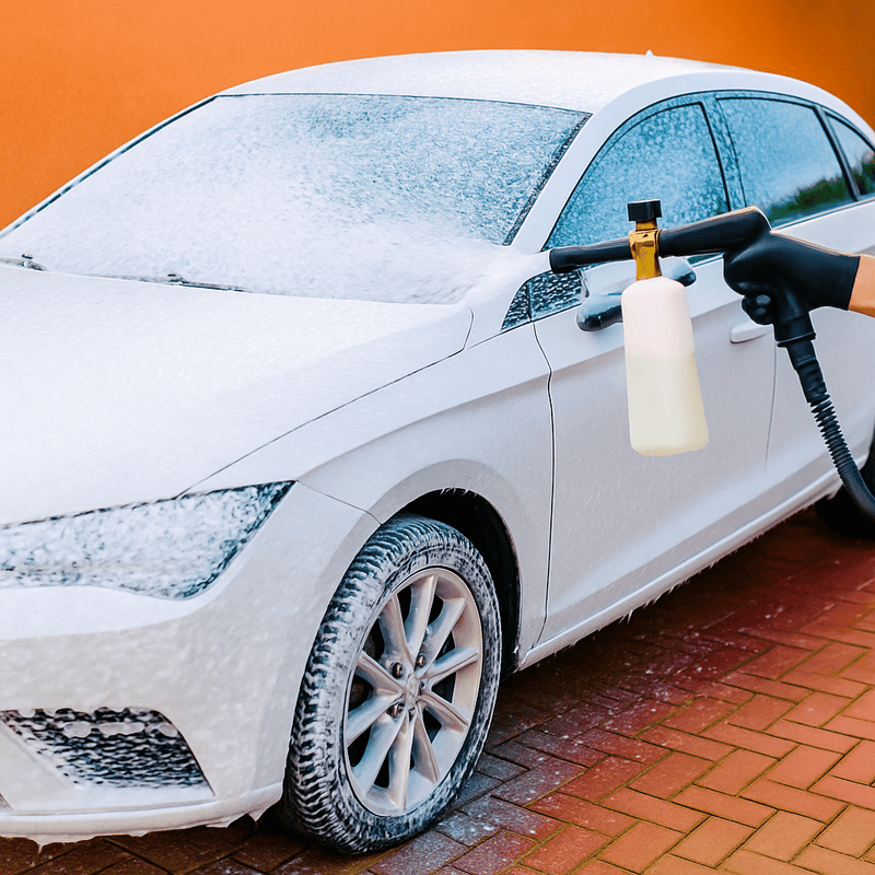 Weißes Auto wird mit einer Schaumlanze komplett eingeschäumt – dichter Aktivschaum haftet an der Oberfläche für eine gründliche Fahrzeugwäsche mit SONAX RichFoam Shampoo