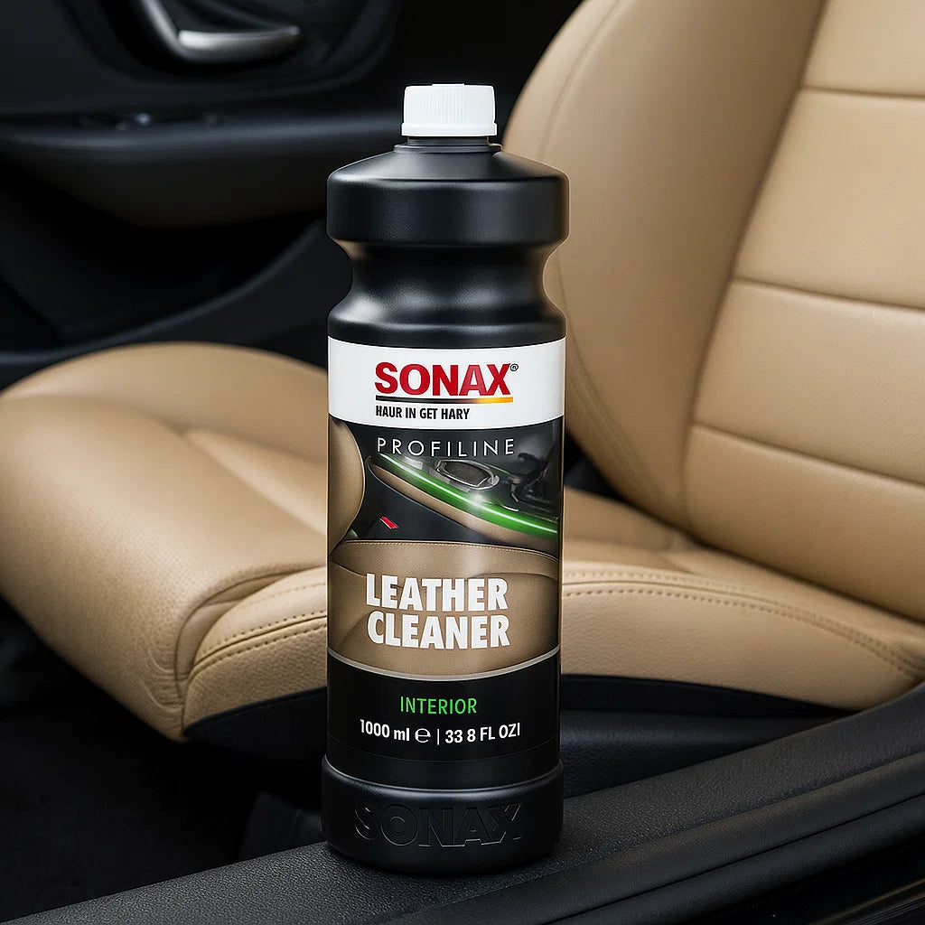 Flasche Sonax Profiline Leather Cleaner im Fahrzeuginnenraum vor beigem Ledersitz – professioneller Lederreiniger für Autositze und Interieur.