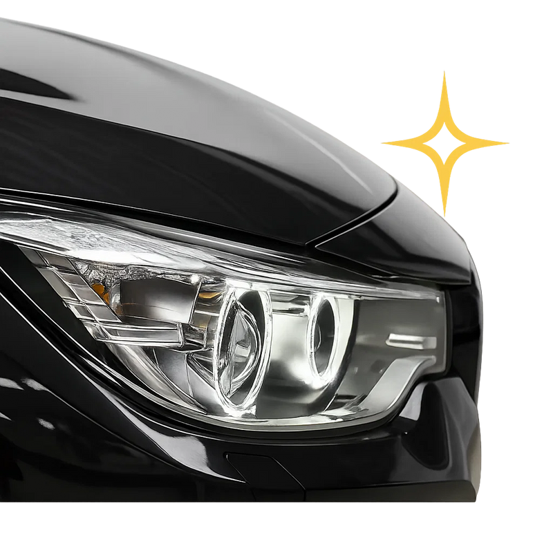 Glänzender, klarer Autoscheinwerfer nach der Anwendung von Sonax Headlight Coating.