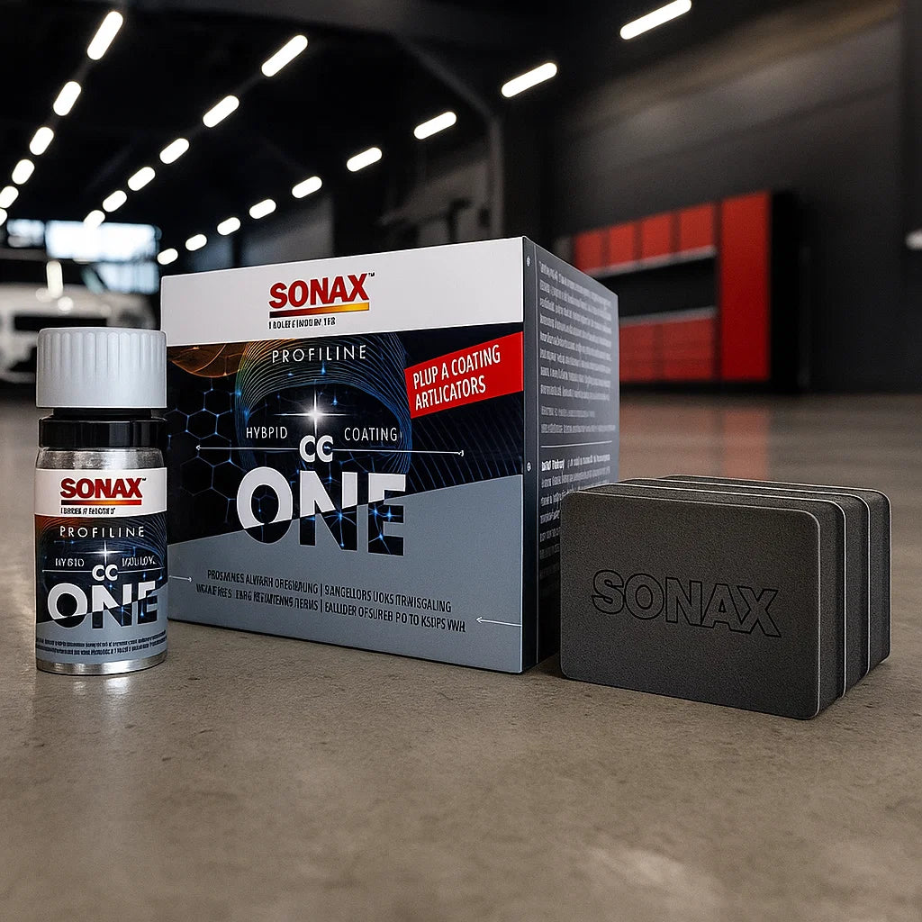 Sonax Profiline CC One Hybrid Coating Set mit Flasche, Verpackung und Applikationsschwämmen in einer Aufbereitungshalle.