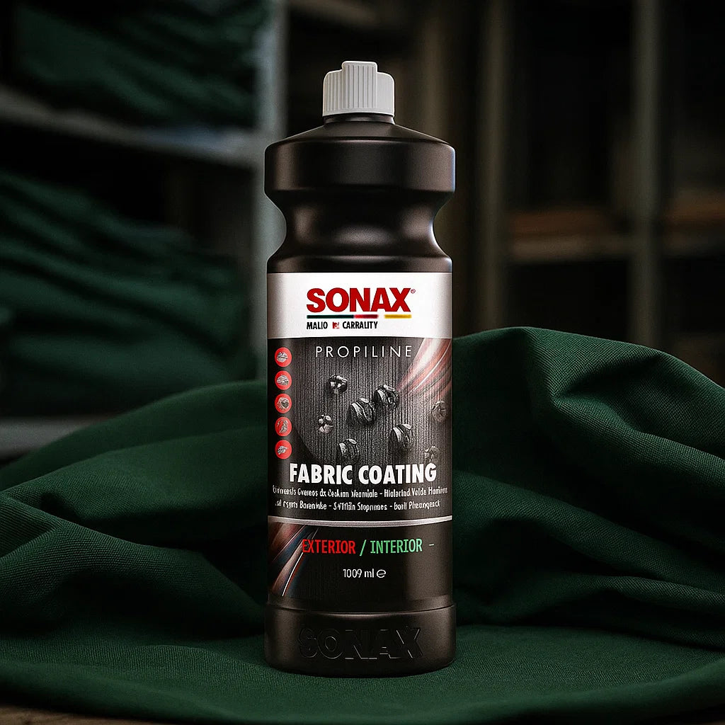 Flasche Sonax Profiline Fabric Coating (1000 ml) zur Textil- und Stoffimprägnierung in einer Aufbereitungshalle.