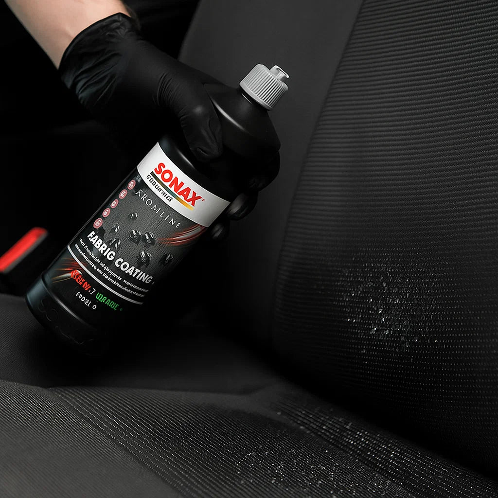 Anwendung von Sonax Profiline Fabric Coating auf einem Autositz zur Imprägnierung und Textilschutz.