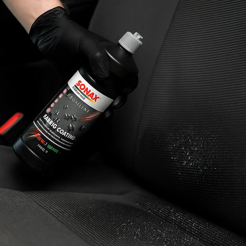 Anwendung von Sonax Profiline Fabric Coating auf einem Autositz zur Imprägnierung und Textilschutz.