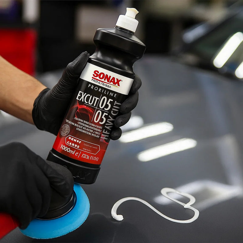 Detailer trägt Sonax Profiline FS 05-05 Heavy Cut Politur mit Poliermaschine auf den Autolack auf.