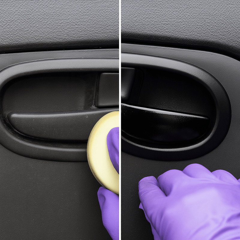 Vergleichsbild eines ausgebleichten und mit SONAX KunststoffGel aufgefrischten Autotürgriffs – links matt und grau, rechts tiefschwarz und glänzend.