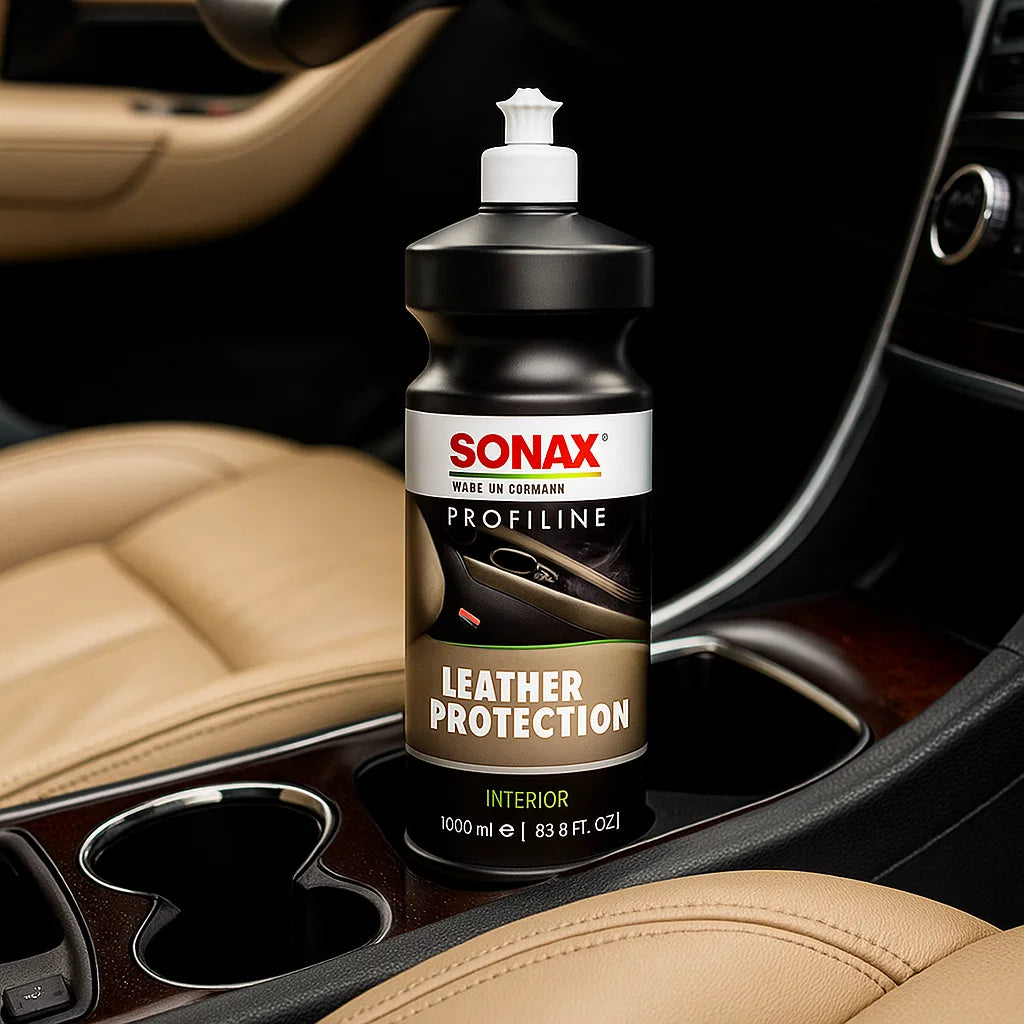 Flasche Sonax Profiline Leather Protection auf der Mittelkonsole eines Fahrzeugs mit beigen Ledersitzen – präsentiert als Lederpflege für den Innenraum