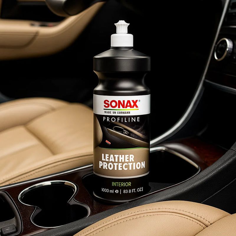 Flasche Sonax Profiline Leather Protection auf der Mittelkonsole eines Fahrzeugs mit beigen Ledersitzen – präsentiert als Lederpflege für den Innenraum