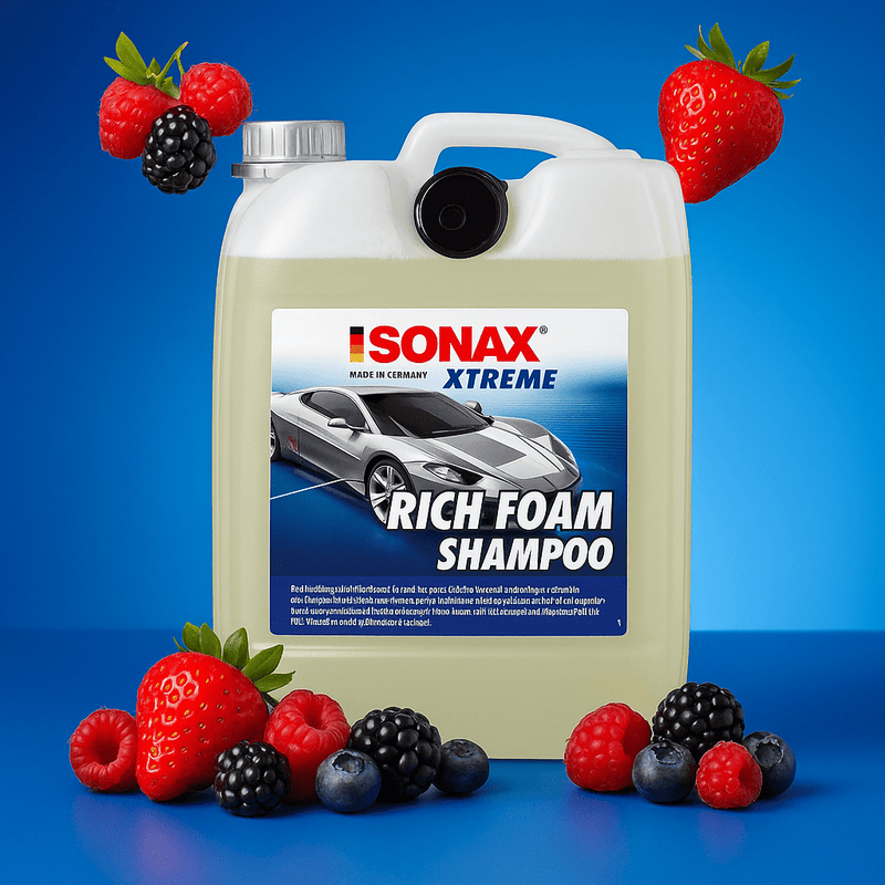SONAX XTREME RichFoam Shampoo mit visualisierter Duftnote „Berry“ – violette Beeren und Duftwolken umgeben den 5-Liter-Kanister, um die fruchtige Frische des Produkts darzustellen.