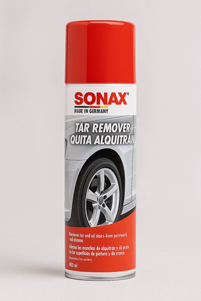  SONAX Tar Remover Spraydose mit roter Kappe vor neutralem Hintergrund, Etikett mit Autoabbildung.